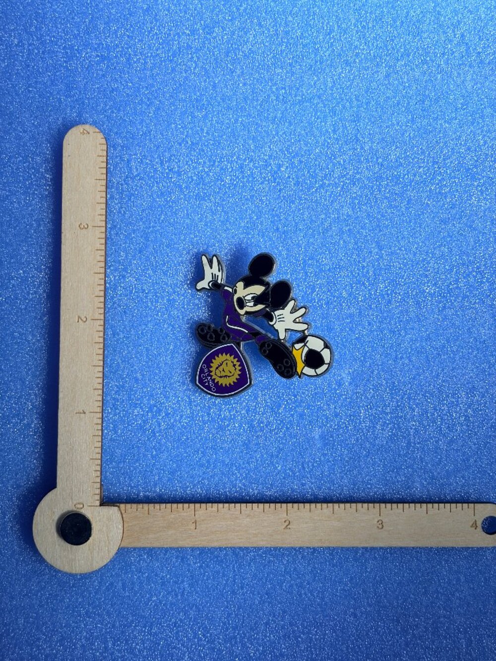 Disney Pin Mickey Mouse MLS Soccer Orlando City SC Lions New On Card - Picture 3 of 4